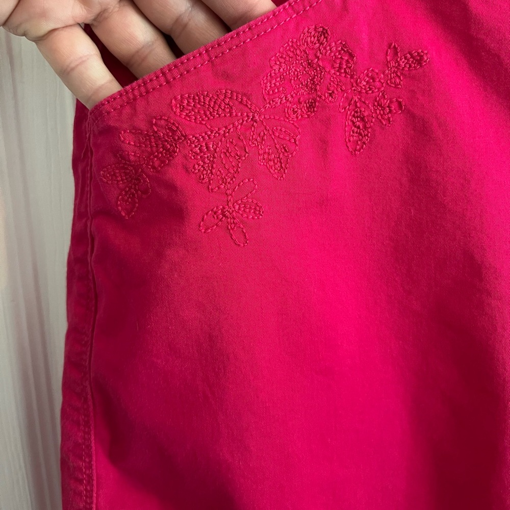 Croft & Barrow Ladies Hot Pink Skort. Embroidered flowers on front. Size 14.